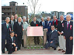 記念碑の前で参加会員による記念撮影